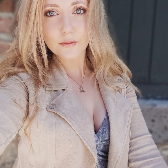 Meet your Posher, Kelsy - Picture 1 of 2